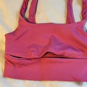 ALO Yoga Slit Sports Bra - Raspberry